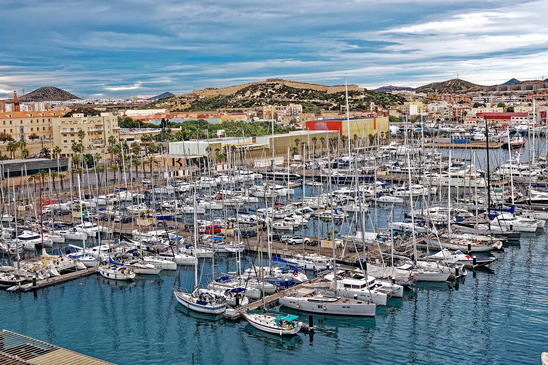 Puerto deportivo de Cartagena y la ciudad