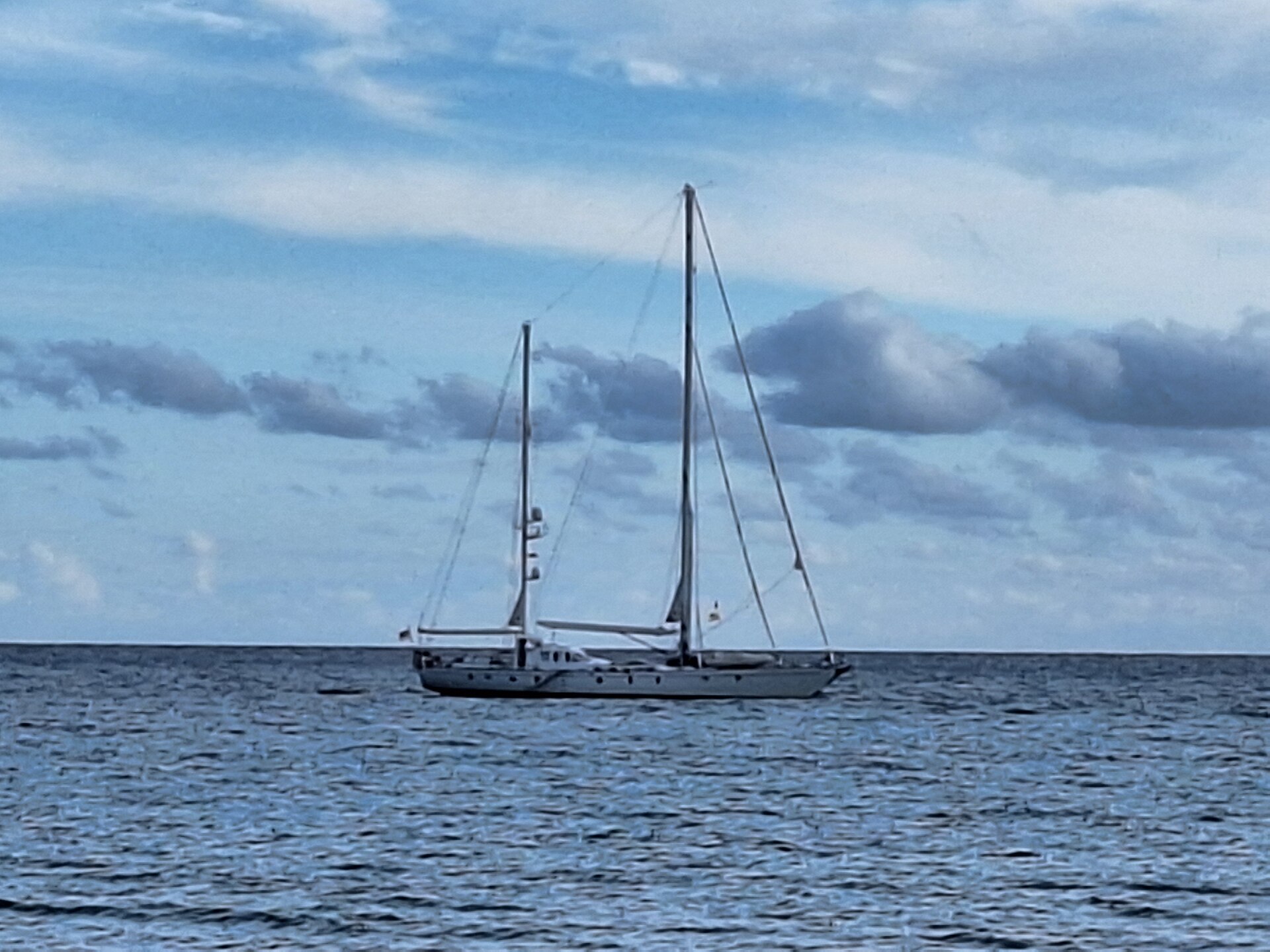 Velero de dos palos fondeado frente a la costa de Mallorca