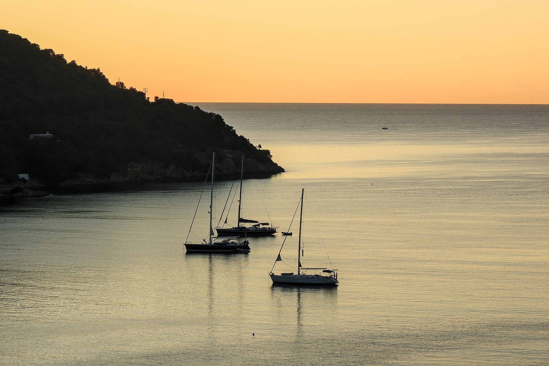 Veleros fondeados en la bahía al amanecer