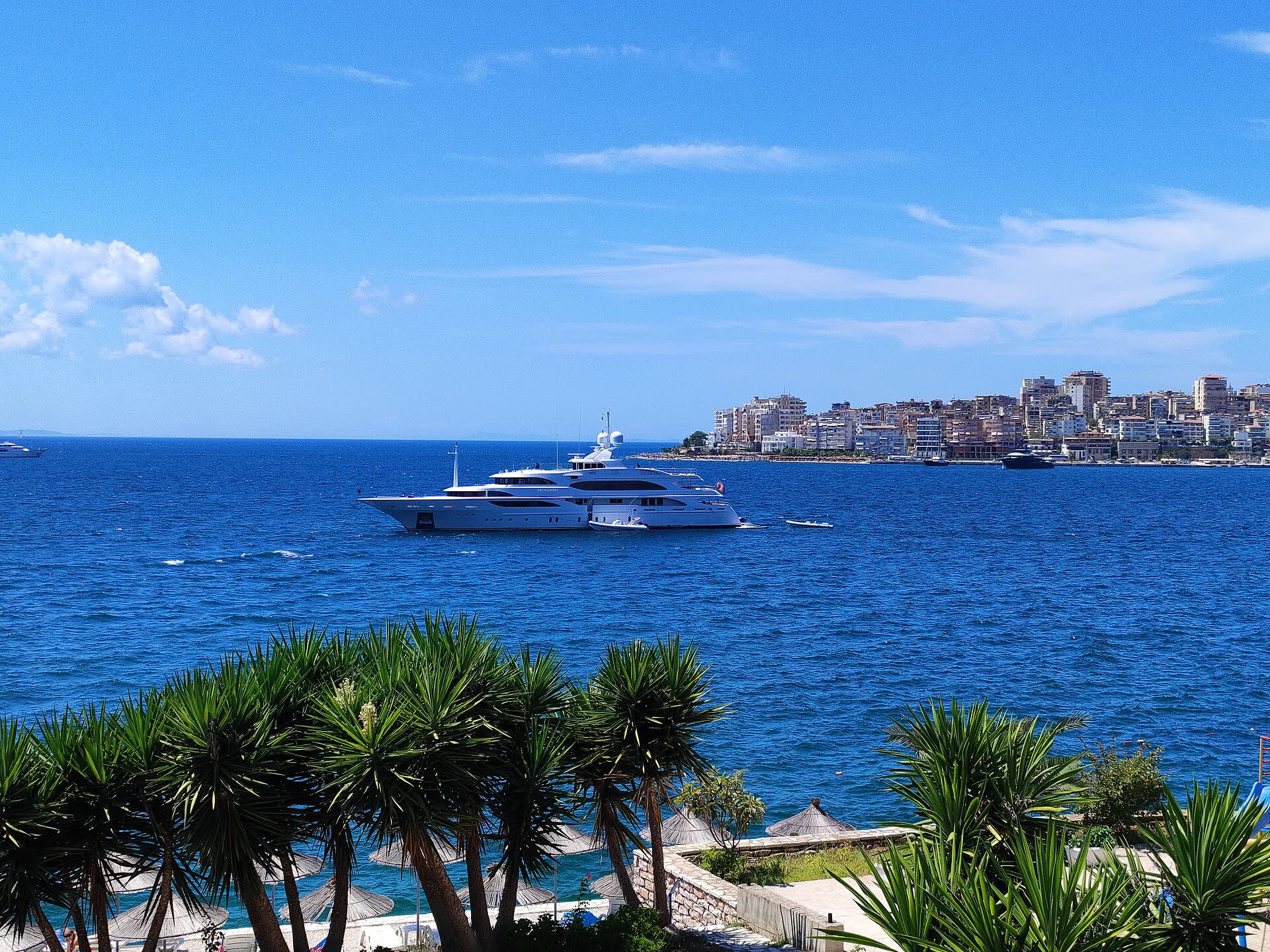 Yate de lujo en aguas azules junto a la costa